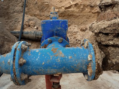 Eski büyük içki su boruları yeni mavi gate vanalar ve azaltma ortak üyeler ile katıldı. Onarılan boru kaplama kil tarafından bekleyen bitmiş. Korozyon aşırı tür, metal doku aşınmış..