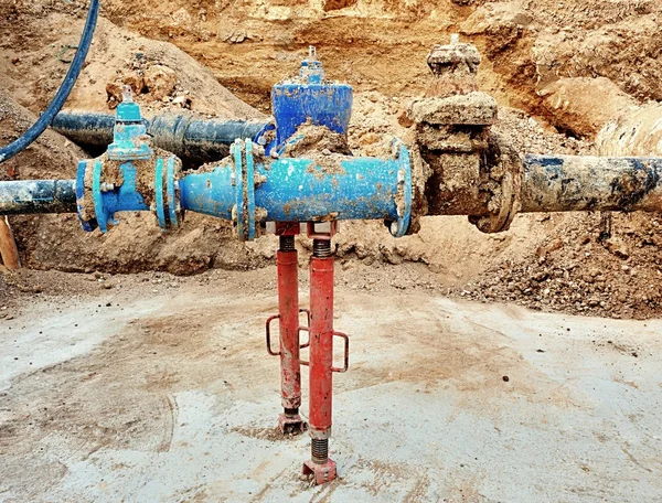 De leidingen voor water drinken samen met schuifafsluiters en vermindering van leden. Gerepareerde klaar — Stockfoto