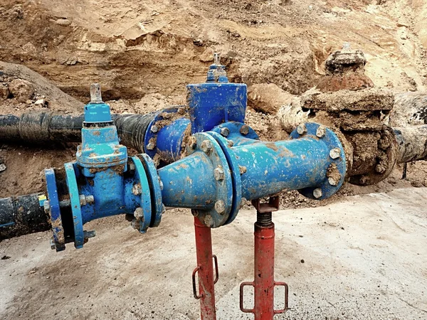 Bere tubi dell'acqua uniti valvole a saracinesca e componenti di riduzione. Riparato finito — Foto Stock