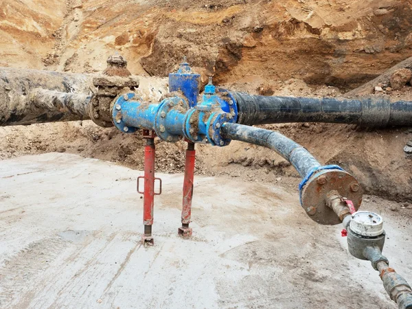 Tubulação velha do waser da bebida, hidrômetro e válvula de fechamento — Fotografia de Stock