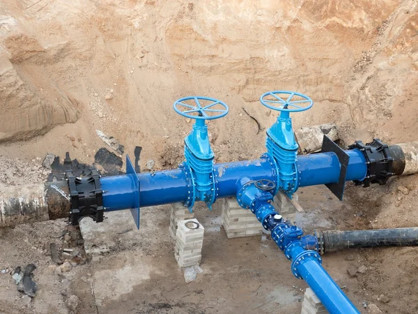 Tubos de agua potable de 500 mm unidos con nuevas válvulas de compuerta azul y nuevos miembros de la junta múltiple waga negra . — Foto de Stock