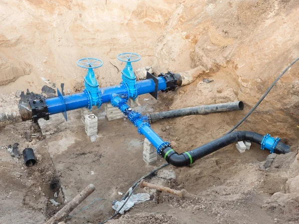 500毫米饮用水管道与新的蓝色闸阀和新的黑色瓦加多关节成员连接. — 图库照片