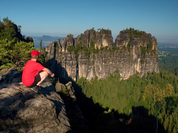 Mutlu bir adam jest silah kaldırdı. Milli park içinde rock kenarında havadaki kaldırdı elleriyle komik uzun yürüyüşe çıkan kimse. Canlı ve güçlü vinyet etkisi. — Stok fotoğraf