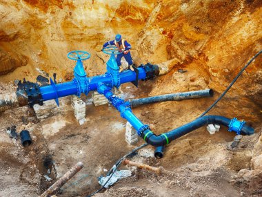 500mm 'lik su borularındaki kapı valfinin teknik uzmanı. Toprakla kaplamadan önce tamir edilmiş boruları kontrol et. Asfalt izolasyonu