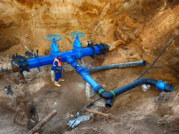 Operaio sotterraneo alla valvola a saracinesca sul sistema di acqua potabile . — Foto Stock
