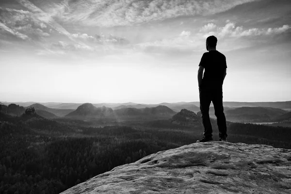 Hoog wandelaar in bergen. Denken man silhouet in de natuur binnen daybreak. — Stockfoto