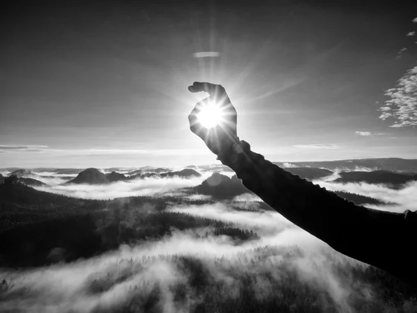 Man hand röra Sun. Misty gryning i en vackra kullar. — Stockfoto