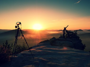 Tripod kamera fotoğraf için hazır tepe üzerinde çalışan ile. Keskin kayalık zirveleri 