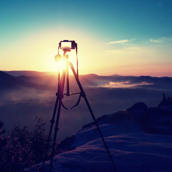 Tripé com câmera em execução no pico pronto para fotografia. Picos rochosos afiados — Fotografia de Stock