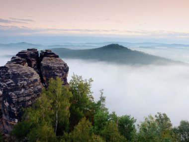 Keskin kumtaşı kayalıklarla derin puslu Vadisi yukarıda. Popüler dağcılar resor