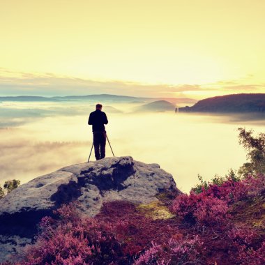 Profesyonel rock tepe üzerinde ayna kamera ve tripod kullanın