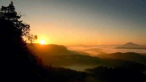 Premiers rayons de soleil de l'aube fraîche d'automne dans un paysage vallonné . — Photo