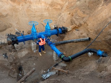 Teknik uzman yeraltı geçidi Vana 500mm içecek su boruları üzerinde yeni siyah waga çok ortak üye ile eski boru hattı sistemi katıldı. Denetimi kapsayan önce tamir. Asfalt yalıtım