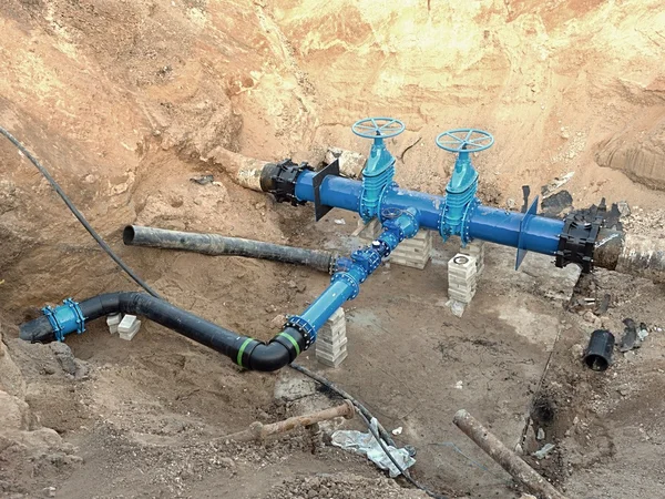 Tubos de agua potable de 500 mm unidos con nuevas válvulas de compuerta azul y nuevos miembros de la junta múltiple waga negra . — Foto de Stock