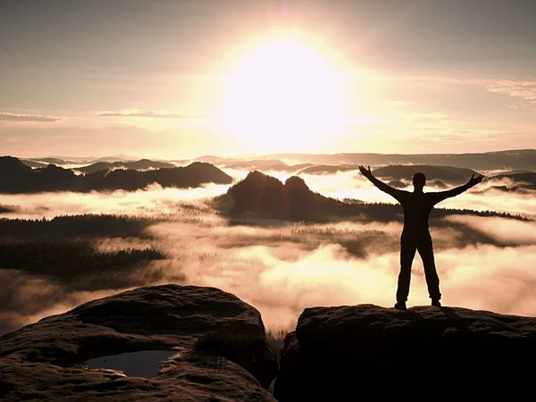 Hombre feliz con los brazos abiertos y levantados Gesto de triunfo. Satisfacer silueta excursionista — Foto de Stock