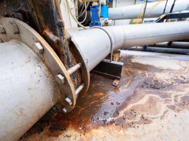 Lağım suyu borusundan sızıntı var. Kırık krom demir borularından kaynaklanan yoğun biyolojik atık sızıntısı. Kanalizasyonu yarıp geçme sistemi. Su kanalizasyon kapağından aşağı akıyor.