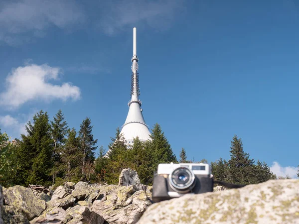 Vintage Kamera Auf Stein Und Beliebter Gipfel Des Ještěd Gebirges — Stockfoto