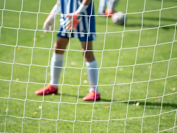 Jonge Voetbalkeeper Speeltuin Onscherp Zicht Door Het Voetbalhek Net — Stockfoto