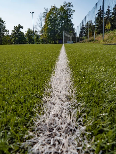 Čáry Fotbalovém Hřišti Sportovní Zázemí Zelené Pole Umělé Trávy Ohraničením — Stock fotografie