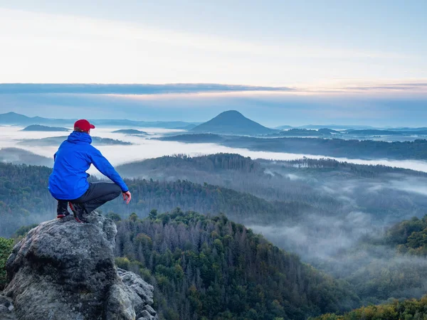 Mann Sitzend Auf Scharfer Felskante Genießen Sie Die Atemberaubende Aussicht — Stockfoto