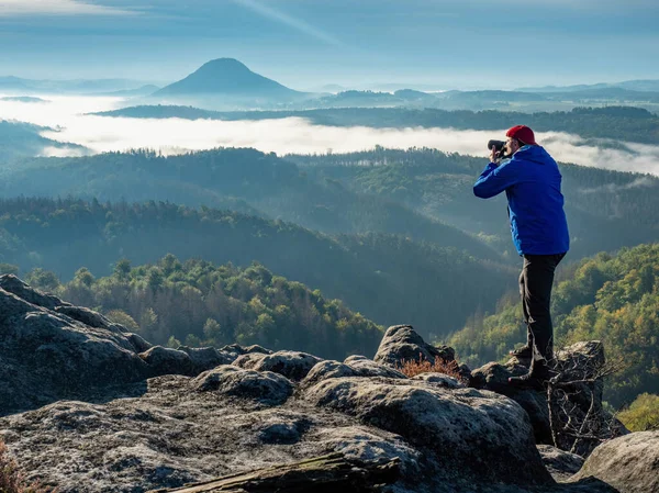 Muž Držící Fotoaparát Rukou Fotografující Hory Během Podzimního Rána — Stock fotografie