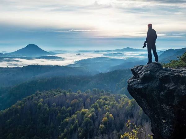 Hiker Photographer Looking Camera Hands Subject Bellow Mountain Path Active — Stock Photo, Image