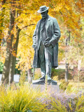 Alois Jirasek Anıtı, 1851-1930, Çek popüler öğretmen ve romancı. 24 Ekim 2020. Hronov, Çek Cumhuriyeti. Jirasek tarihi roman ve oyunların yazarı