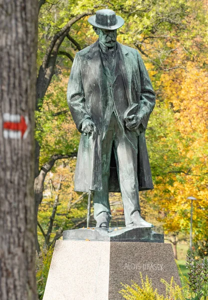 Hronov家乡的Alois Jirasek青铜雕像 2020年10月24日 1851 1930年的历史文献的流行作者生活在奥匈君主制时期和捷克共和国的第一个时期 — 图库照片