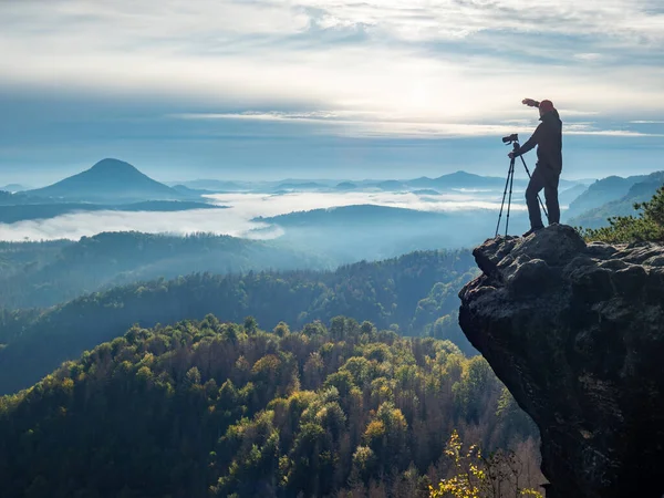 Professional Cliff Nature Photographer Hold Tripod Camera Man Sunrise Open — Stock Photo, Image