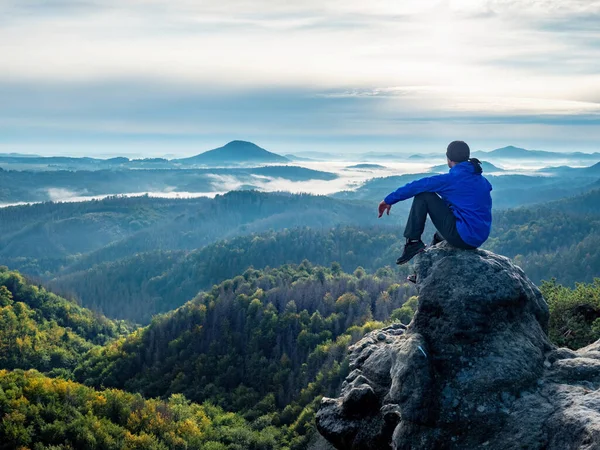 Alone Man Sitting Cliff Looking Beautiful Landscape Hiker Watching Autumn — Stock Photo, Image