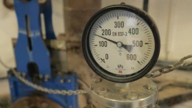 Basınç dalgalanmaları. Endüstri üretimi ve ölçümü. Çember metal yüksek basınç göstergesi veya taşıma borusundaki titreşimi gösteren manometre.