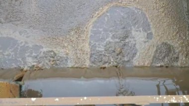 Çamur karışıyor ve artık metan dışarı çıkıyor. Sindirimi tamamlamak için kanalda belediye çamuru girdabı. 