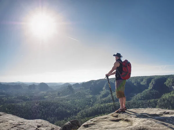 Escursionista Con Zaino Rosso Saluta Mondo Reggi Bastoncini Trekking Uomo — Foto Stock