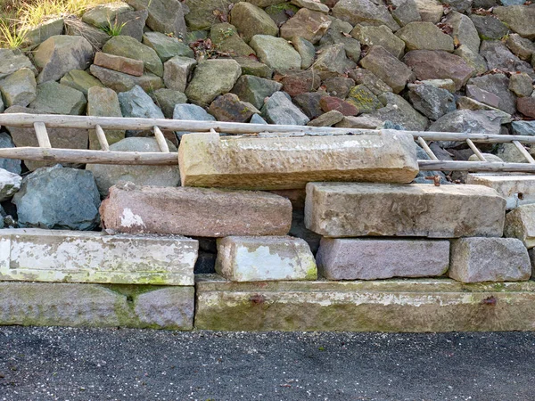 Bloques Granito Pila Reconstrucción Casa Antigua Sótano Vieja Escalera Madera —  Fotos de Stock