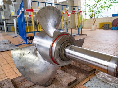 Arşivler vidalarken kısmi bıçaklı pompa pervanesinin ayrıntıları. 500mm 'lik atık su pompası. Elektrikli motor ya da motorla çalışıyor. Sıvıyı, sıvıyı, katı halde taşımak için vida pervanesi kullanın.