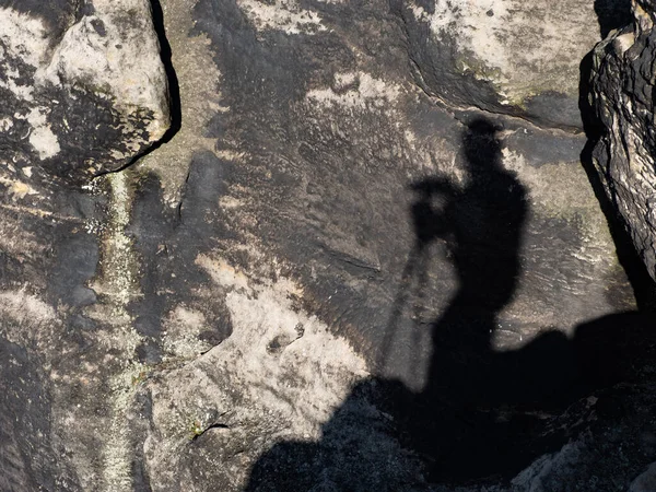 Fotograf Schatten Mit Kamera Auf Stativ Menschensilhouette Auf Gegenüberliegender Sandsteinmauer — Stockfoto