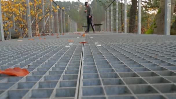 男孩让Parkour跳 运动健将从摄像机上跳下的镜头很少 手张开 运动员运动 — 图库视频影像