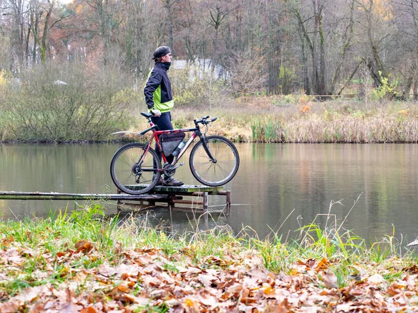 Ciclista Ficar Sua Bicicleta Trekking Cais Pequena Lagoa Assistindo Cisnes — Fotografia de Stock