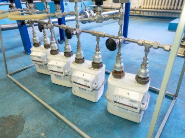 İşçi gaz akış sayacındaki metan gazı tüketimini kontrol ediyor. Endüstriyel gaz ölçer ve tüketim ölçer. 3 Ekim 2020. Krakow, Polonya.