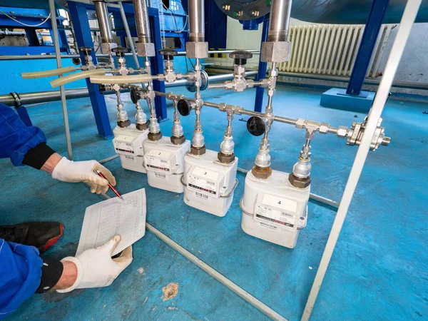 労働者はガス流量計でメタンガスの消費量をチェックする 産業用ガスメーターと消費メーター 2020年10月3日 ポーランド クラクフ — ストック写真