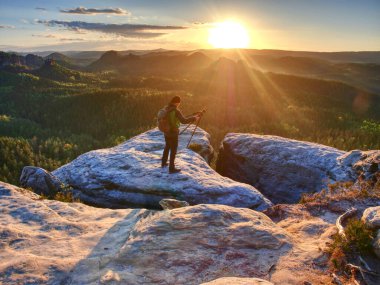 Bir fotoğrafçının dağda fotoğraf çekerken yakın görüntüsü. Soyut filtre.