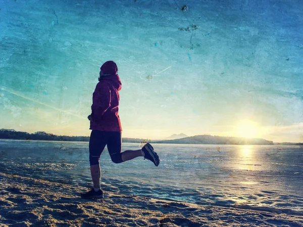 Szczęśliwa Dziewczyna Dresie Biegnie Ścieżką Jeziora Lub Morza Koncepcja Zdrowego — Zdjęcie stockowe