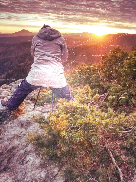 Visão Traseira Mulher Vestindo Roupas Inverno Tirando Fotos Pôr Sol — Fotografia de Stock