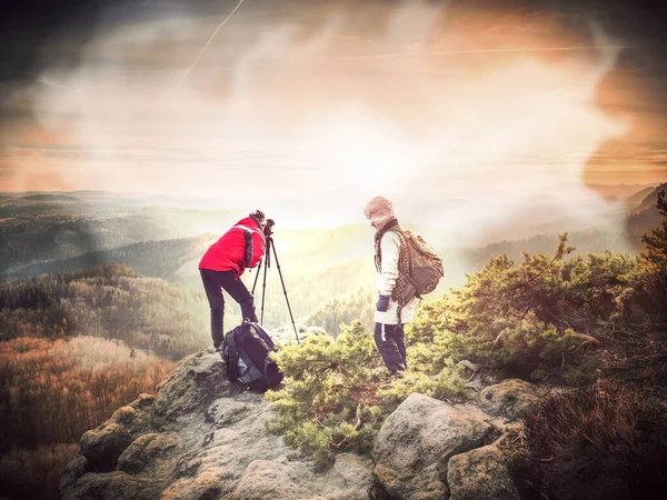 Dos Fotógrafos Independientes Trabajando Durante Sendero Montaña Mañana Brumosa Las — Foto de Stock