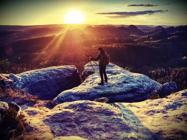 Пейзаж Фотограф Взобрался Вершину Фотографирования Восхода Солнца Абстрактный Фильтр — стоковое фото