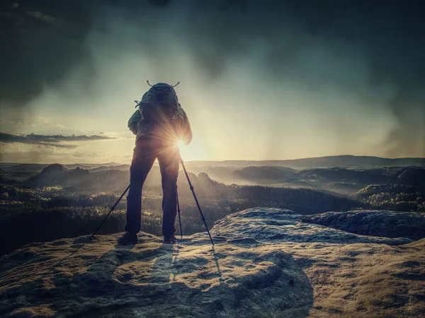 野生の岩のリゾートでカメラで写真を撮る男のリアビュー アブストラクトフィルター — ストック写真