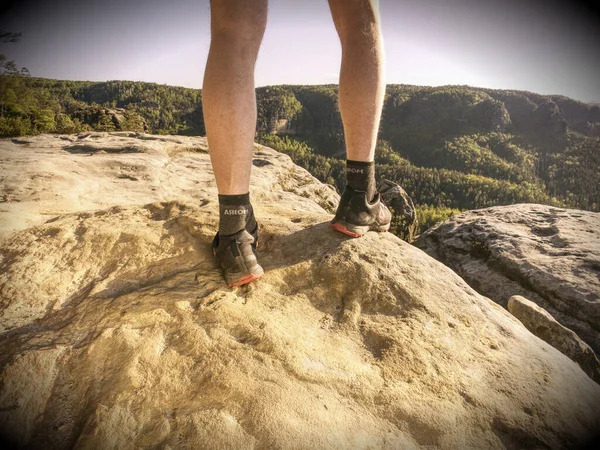Nohy Běžce Šedých Kompresních Ponožkách Běží Kopce Lese Abstraktní Filtr — Stock fotografie