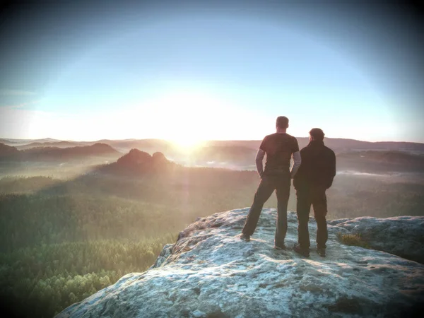 Deux Amis Dans Les Rochers Pour Détendre Méditer Pendant Une — Photo