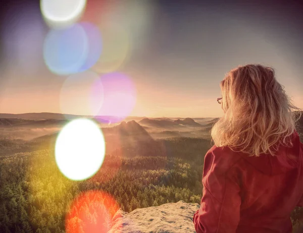 Menina Loira Longa Desfrutar Uma Vista Incrível Para Natureza Selvagem — Fotografia de Stock