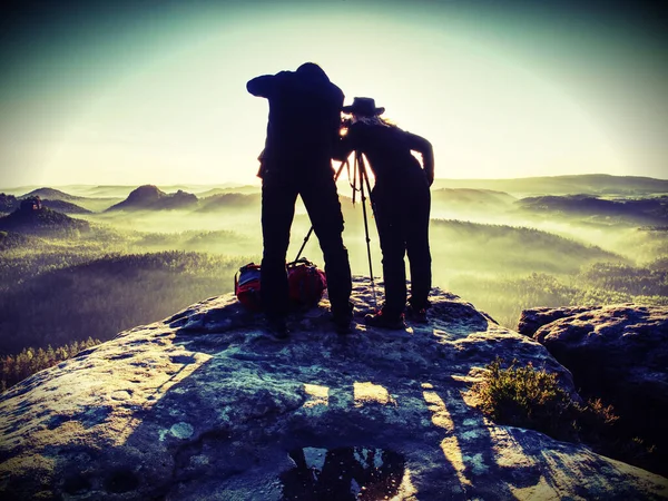 Los Fotógrafos Viajes Disfrutan Caminata Tomar Fotos Ambos Artistas Tomando — Foto de Stock